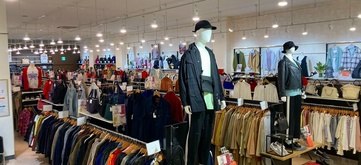 広々とした店内にはプチプラからハイブランドまで様々な商品を展開しております。