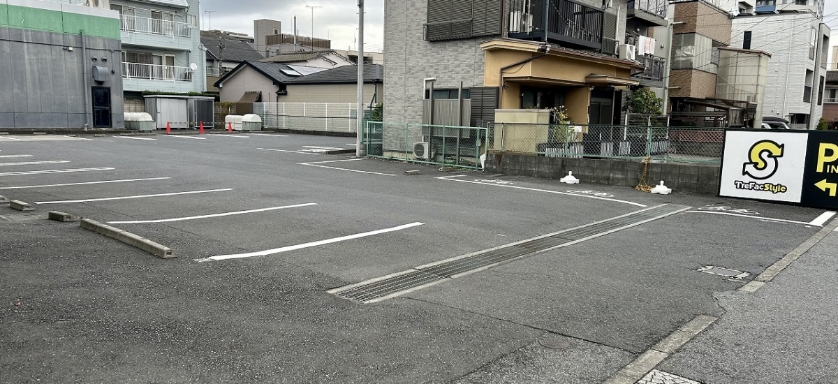 21台分の無料駐車場をご用意しております。お車でもお気軽にご来店ください。