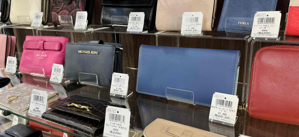 ショーケースが導入され、お財布や腕時計のブランド品も多数ご用意しております。